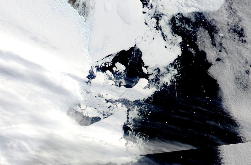 Citra satelit menunjukkan lapisan es Antartika di bagian Timur runtuh akibat pemanasan ekstrem yang terjadi di wilayah tersebut. (VIA REUTERS/NASA)