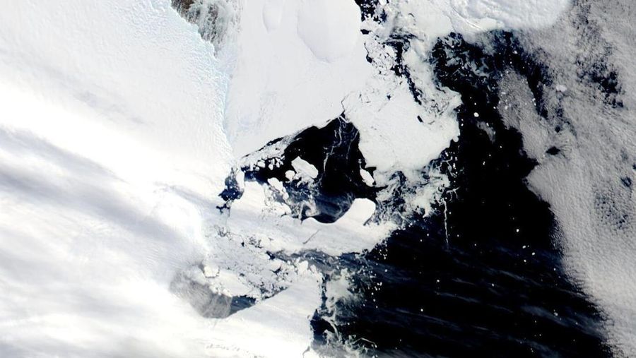 Lapisan es Antartika di bagian Timur runtuh akibat pemanasan ekstrem yang terjadi di wilayah tersebut. (NASA via AP)