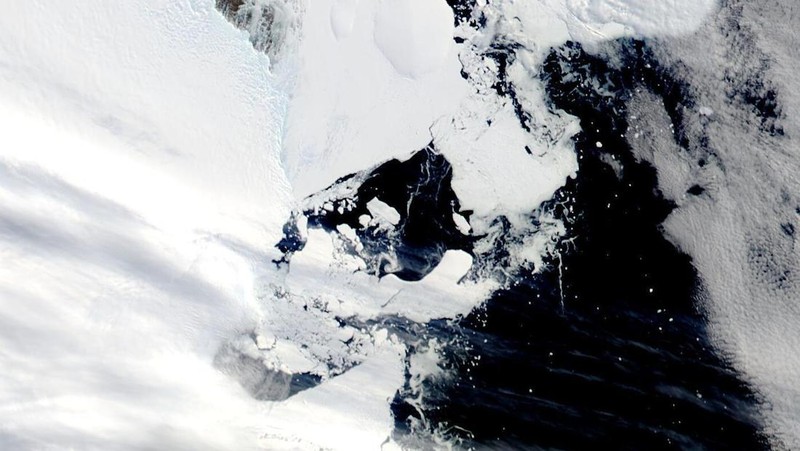 Citra satelit menunjukkan lapisan es Antartika di bagian Timur runtuh akibat pemanasan ekstrem yang terjadi di wilayah tersebut. (VIA REUTERS/NASA)
