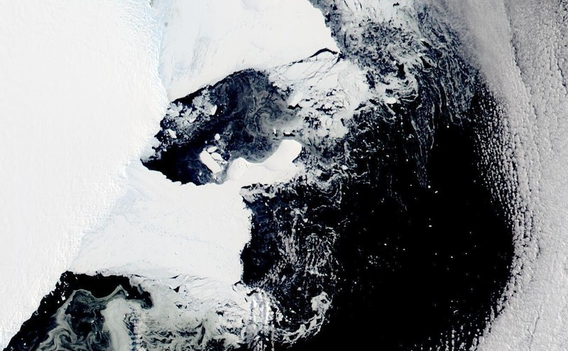 Citra satelit menunjukkan lapisan es Antartika di bagian Timur runtuh akibat pemanasan ekstrem yang terjadi di wilayah tersebut. (VIA REUTERS/NASA) Citra satelit menunjukkan lapisan es Antartika di bagian Timur runtuh akibat pemanasan ekstrem yang terjadi di wilayah tersebut. (VIA REUTERS/NASA)