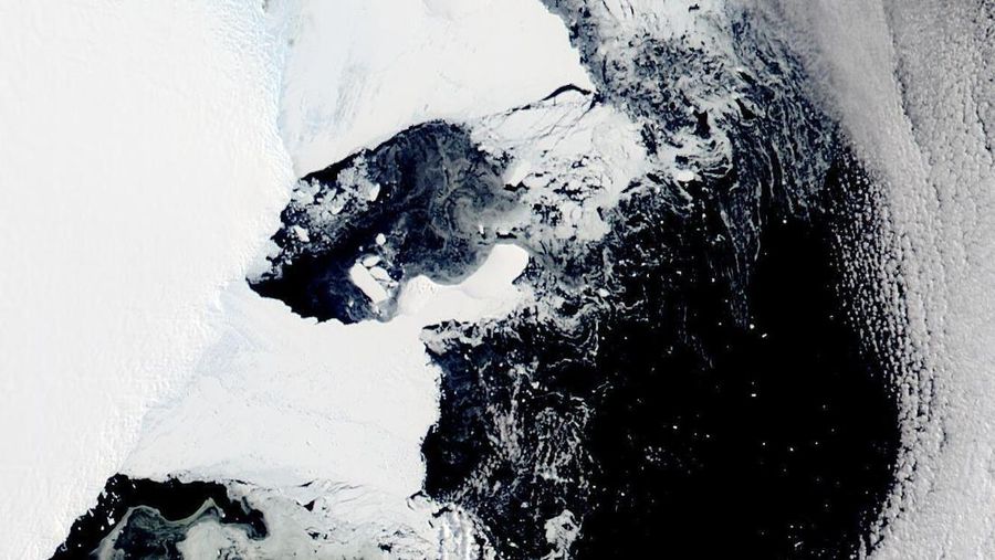 Citra satelit menunjukkan lapisan es Antartika di bagian Timur runtuh akibat pemanasan ekstrem yang terjadi di wilayah tersebut. (VIA REUTERS/NASA)