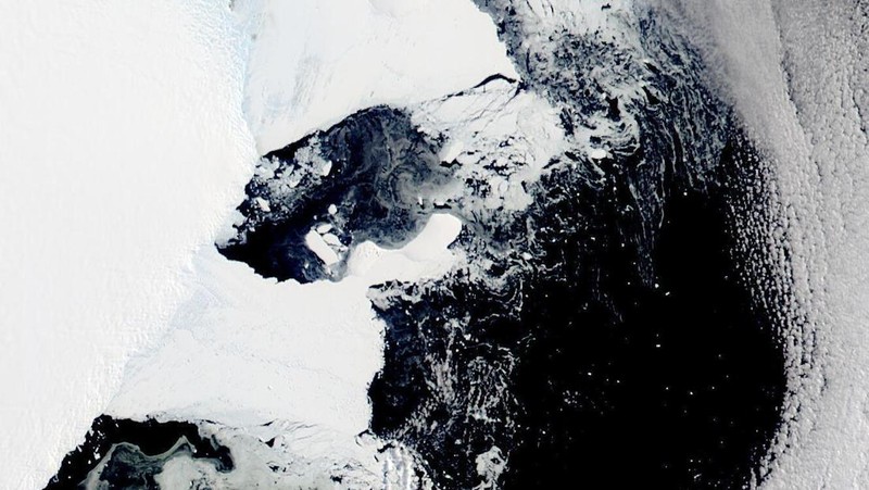 Citra satelit menunjukkan lapisan es Antartika di bagian Timur runtuh akibat pemanasan ekstrem yang terjadi di wilayah tersebut. (VIA REUTERS/NASA)