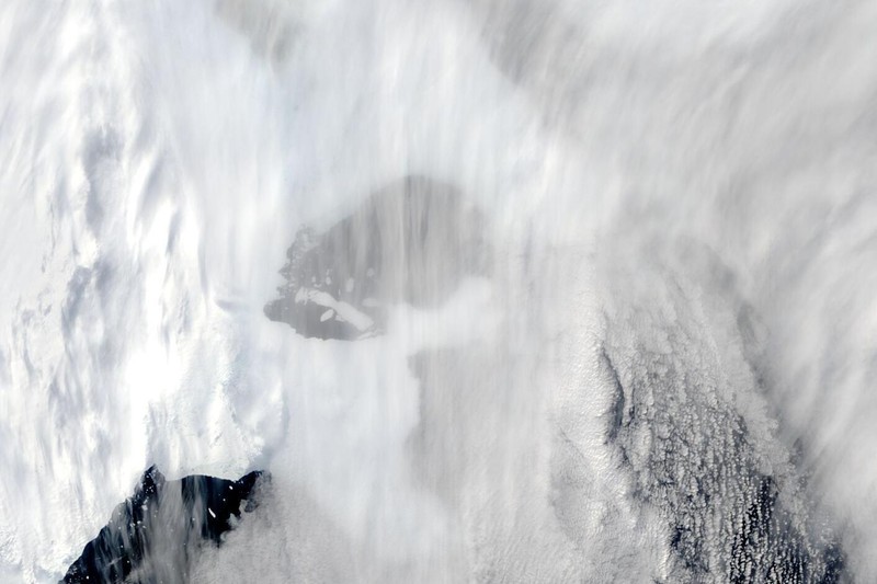 Citra satelit menunjukkan lapisan es Antartika di bagian Timur runtuh akibat pemanasan ekstrem yang terjadi di wilayah tersebut. (VIA REUTERS/NASA) Citra satelit menunjukkan lapisan es Antartika di bagian Timur runtuh akibat pemanasan ekstrem yang terjadi di wilayah tersebut. (VIA REUTERS/NASA)