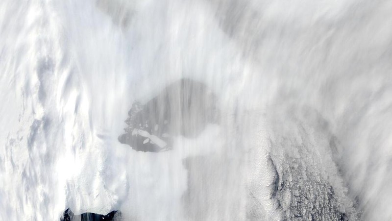 Citra satelit menunjukkan lapisan es Antartika di bagian Timur runtuh akibat pemanasan ekstrem yang terjadi di wilayah tersebut. (VIA REUTERS/NASA)