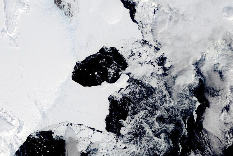 Citra satelit menunjukkan lapisan es Antartika di bagian Timur runtuh akibat pemanasan ekstrem yang terjadi di wilayah tersebut. (VIA REUTERS/NASA)