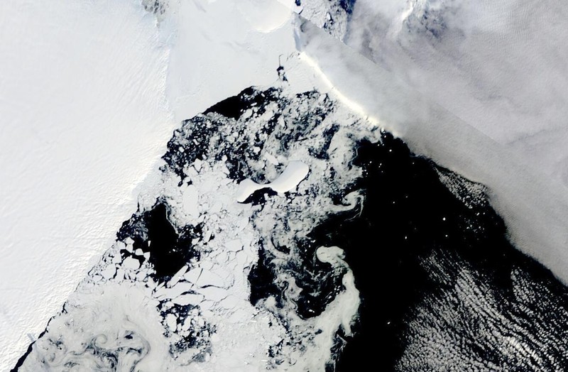 Citra satelit menunjukkan lapisan es Antartika di bagian Timur runtuh akibat pemanasan ekstrem yang terjadi di wilayah tersebut. (VIA REUTERS/NASA) Citra satelit menunjukkan lapisan es Antartika di bagian Timur runtuh akibat pemanasan ekstrem yang terjadi di wilayah tersebut. (VIA REUTERS/NASA)
