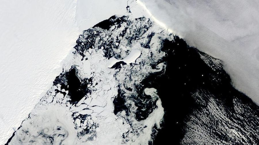Citra satelit menunjukkan lapisan es Antartika di bagian Timur runtuh akibat pemanasan ekstrem yang terjadi di wilayah tersebut. (VIA REUTERS/NASA)