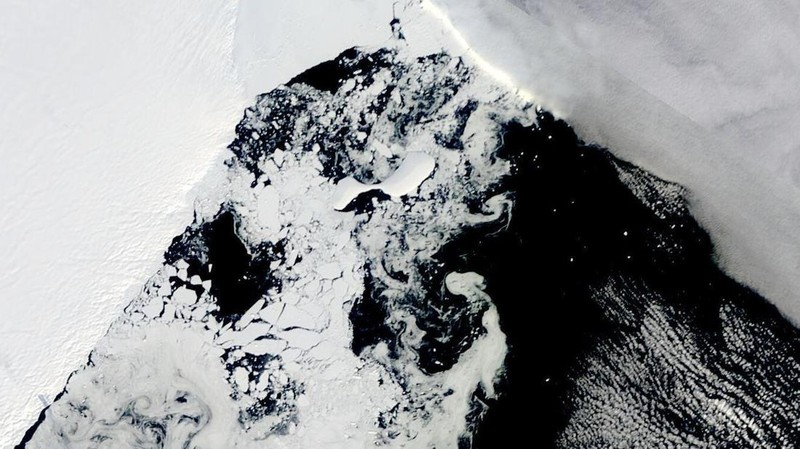 Citra satelit menunjukkan lapisan es Antartika di bagian Timur runtuh akibat pemanasan ekstrem yang terjadi di wilayah tersebut. (VIA REUTERS/NASA)