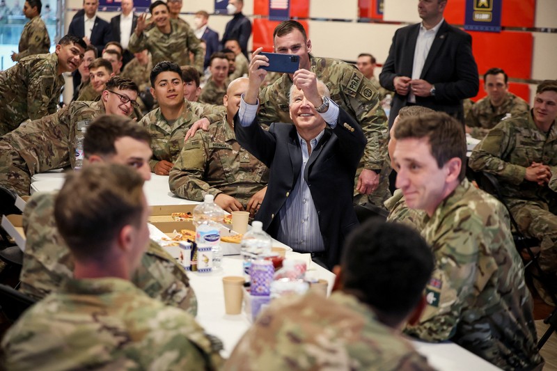 Presiden AS Joe Biden, Jumat (25/3) bertemu dengan pasukan Amerika selama kunjungannya ke Polandia untuk mendukung tanggapan sekutu terhadap krisis kemanusiaan dan hak asasi manusia. (REUTERS/EVELYN HOCKSTEIN)