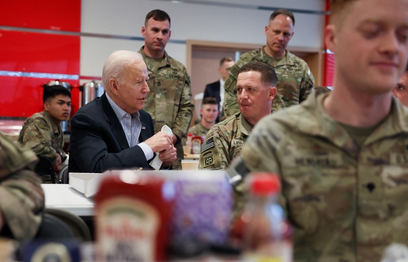 Presiden AS Joe Biden, Jumat (25/3) bertemu dengan pasukan Amerika selama kunjungannya ke Polandia untuk mendukung tanggapan sekutu terhadap krisis kemanusiaan dan hak asasi manusia. (REUTERS/EVELYN HOCKSTEIN) Presiden AS Joe Biden, Jumat (25/3) bertemu dengan pasukan Amerika selama kunjungannya ke Polandia untuk mendukung tanggapan sekutu terhadap krisis kemanusiaan dan hak asasi manusia. (REUTERS/EVELYN HOCKSTEIN)