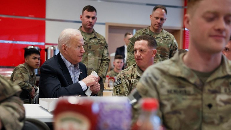 Presiden AS Joe Biden, Jumat (25/3) bertemu dengan pasukan Amerika selama kunjungannya ke Polandia untuk mendukung tanggapan sekutu terhadap krisis kemanusiaan dan hak asasi manusia. (REUTERS/EVELYN HOCKSTEIN)
