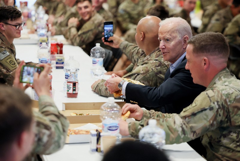Presiden AS Joe Biden, Jumat (25/3) bertemu dengan pasukan Amerika selama kunjungannya ke Polandia untuk mendukung tanggapan sekutu terhadap krisis kemanusiaan dan hak asasi manusia. (REUTERS/EVELYN HOCKSTEIN)