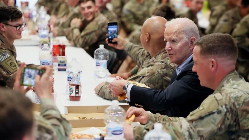 Presiden AS Joe Biden, Jumat (25/3) bertemu dengan pasukan Amerika selama kunjungannya ke Polandia untuk mendukung tanggapan sekutu terhadap krisis kemanusiaan dan hak asasi manusia. (REUTERS/EVELYN HOCKSTEIN)