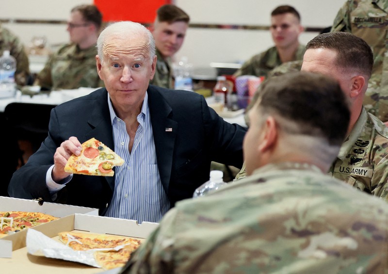 Presiden AS Joe Biden, Jumat (25/3) bertemu dengan pasukan Amerika selama kunjungannya ke Polandia untuk mendukung tanggapan sekutu terhadap krisis kemanusiaan dan hak asasi manusia. (REUTERS/EVELYN HOCKSTEIN) Presiden AS Joe Biden, Jumat (25/3) bertemu dengan pasukan Amerika selama kunjungannya ke Polandia untuk mendukung tanggapan sekutu terhadap krisis kemanusiaan dan hak asasi manusia. (REUTERS/EVELYN HOCKSTEIN)