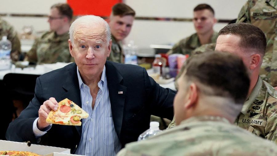 Presiden AS Joe Biden, Jumat (25/3) bertemu dengan pasukan Amerika selama kunjungannya ke Polandia untuk mendukung tanggapan sekutu terhadap krisis kemanusiaan dan hak asasi manusia. (REUTERS/EVELYN HOCKSTEIN)