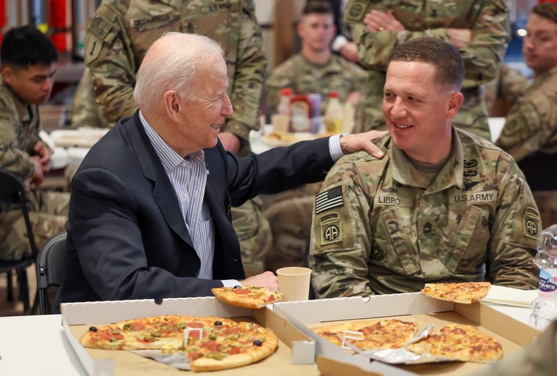 Presiden AS Joe Biden, Jumat (25/3) bertemu dengan pasukan Amerika selama kunjungannya ke Polandia untuk mendukung tanggapan sekutu terhadap krisis kemanusiaan dan hak asasi manusia. (REUTERS/EVELYN HOCKSTEIN) Presiden AS Joe Biden, Jumat (25/3) bertemu dengan pasukan Amerika selama kunjungannya ke Polandia untuk mendukung tanggapan sekutu terhadap krisis kemanusiaan dan hak asasi manusia. (REUTERS/EVELYN HOCKSTEIN)