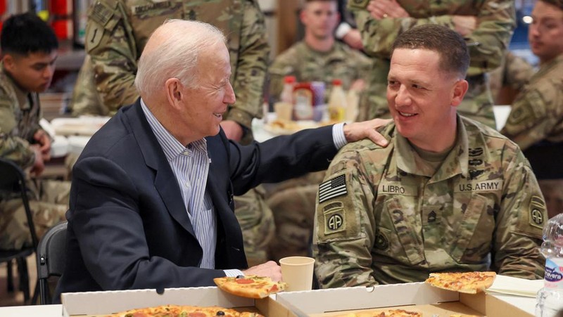 Presiden AS Joe Biden, Jumat (25/3) bertemu dengan pasukan Amerika selama kunjungannya ke Polandia untuk mendukung tanggapan sekutu terhadap krisis kemanusiaan dan hak asasi manusia. (REUTERS/EVELYN HOCKSTEIN)