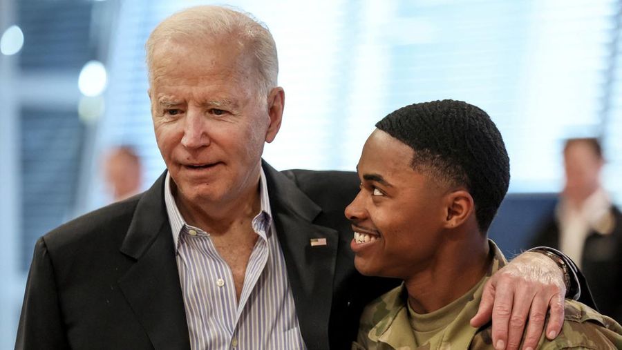 Presiden AS Joe Biden, Jumat (25/3) bertemu dengan pasukan Amerika selama kunjungannya ke Polandia untuk mendukung tanggapan sekutu terhadap krisis kemanusiaan dan hak asasi manusia. (REUTERS/EVELYN HOCKSTEIN)