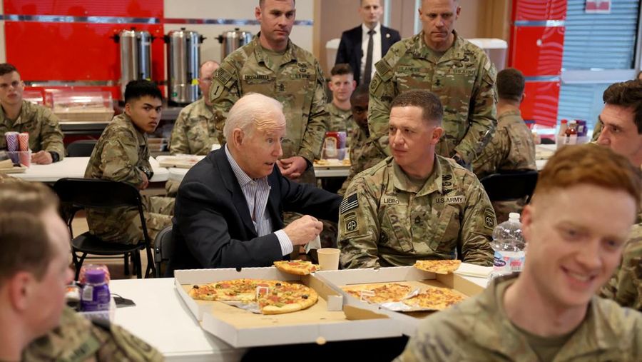 Presiden AS Joe Biden, Jumat (25/3) bertemu dengan pasukan Amerika selama kunjungannya ke Polandia untuk mendukung tanggapan sekutu terhadap krisis kemanusiaan dan hak asasi manusia. (REUTERS/EVELYN HOCKSTEIN)