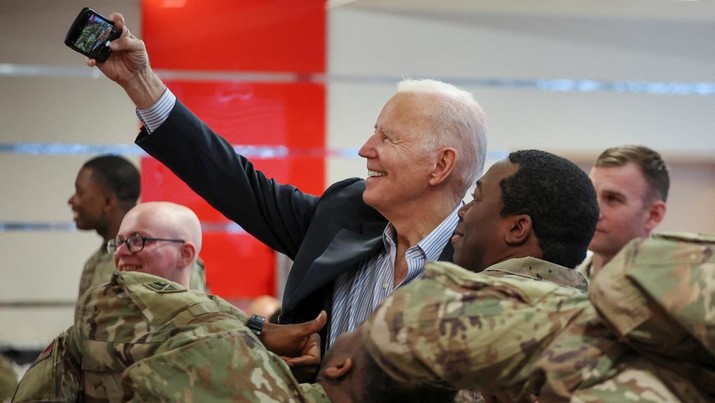 Presiden AS Joe Biden, Jumat (25/3) bertemu dengan pasukan Amerika selama kunjungannya ke Polandia untuk mendukung tanggapan sekutu terhadap krisis kemanusiaan dan hak asasi manusia. (REUTERS/EVELYN HOCKSTEIN)
