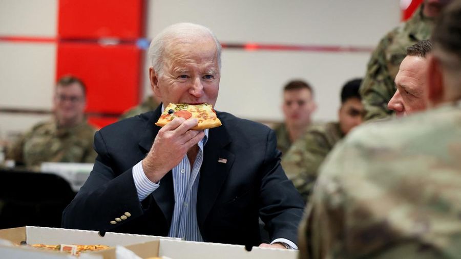 Presiden AS Joe Biden, Jumat (25/3) bertemu dengan pasukan Amerika selama kunjungannya ke Polandia untuk mendukung tanggapan sekutu terhadap krisis kemanusiaan dan hak asasi manusia. (REUTERS/EVELYN HOCKSTEIN)