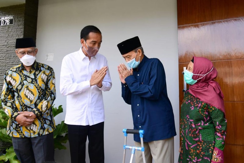 Presiden Joko Widodo menjenguk mantan Ketua Umum PP Muhammadiyah Ahmad Syafii Maarif atau biasa disapa Buya Syafii di kediamannya di Kabupaten Sleman, pada Sabtu, 26 Maret 2022. (Dok: Biro Pers Sekretariat Presiden) Presiden Joko Widodo menjenguk mantan Ketua Umum PP Muhammadiyah Ahmad Syafii Maarif atau biasa disapa Buya Syafii di kediamannya di Kabupaten Sleman, pada Sabtu, 26 Maret 2022. (Dok: Biro Pers Sekretariat Presiden)