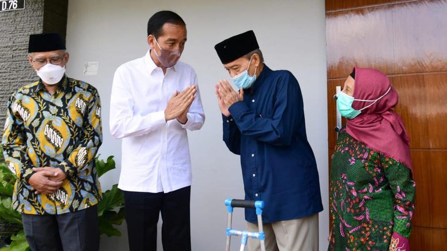 Presiden Joko Widodo menjenguk mantan Ketua Umum PP Muhammadiyah Ahmad Syafii Maarif atau biasa disapa Buya Syafii di kediamannya di Kabupaten Sleman, pada Sabtu, 26 Maret 2022. (Dok: Biro Pers Sekretariat Presiden)