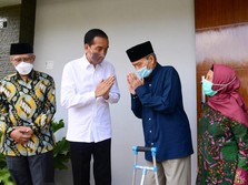 Jokowi Jenguk Buya Syafii yang Sedang Sakit di Kediamannya