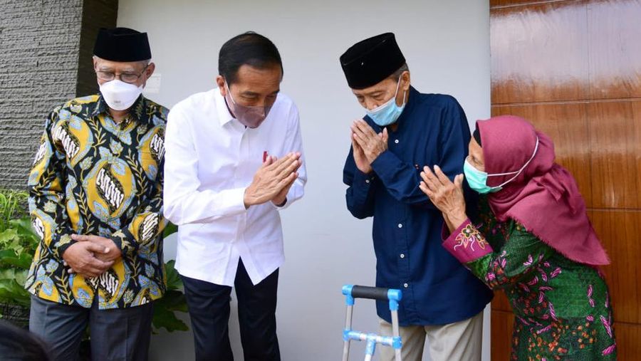 Presiden Joko Widodo menjenguk mantan Ketua Umum PP Muhammadiyah Ahmad Syafii Maarif atau biasa disapa Buya Syafii di kediamannya di Kabupaten Sleman, pada Sabtu, 26 Maret 2022. (Dok: Biro Pers Sekretariat Presiden)