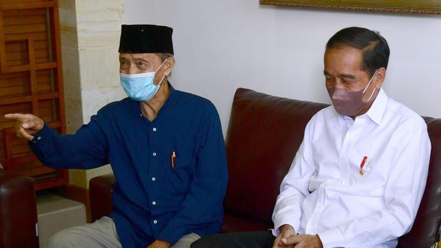 Presiden Joko Widodo menjenguk mantan Ketua Umum PP Muhammadiyah Ahmad Syafii Maarif atau biasa disapa Buya Syafii di kediamannya di Kabupaten Sleman, pada Sabtu, 26 Maret 2022. (Dok: Biro Pers Sekretariat Presiden)