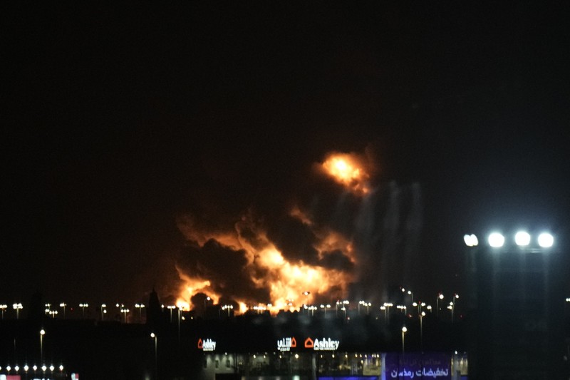 Sebuah kebakaran hebat terjadi di depot minyak Jeddah beberapa hari menjelang balapan Formula One (F1) di kota Saudi. (@nicoaugustin via REUTERS/TWITTER) Sebuah kebakaran hebat terjadi di depot minyak Jeddah beberapa hari menjelang balapan Formula One (F1) di kota Saudi. (@nicoaugustin via REUTERS/TWITTER)