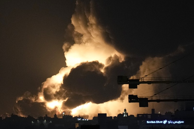 Sebuah kebakaran hebat terjadi di depot minyak Jeddah beberapa hari menjelang balapan Formula One (F1) di kota Saudi. (@nicoaugustin via REUTERS/TWITTER) Sebuah kebakaran hebat terjadi di depot minyak Jeddah beberapa hari menjelang balapan Formula One (F1) di kota Saudi. (@nicoaugustin via REUTERS/TWITTER)