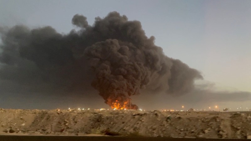 Sebuah kebakaran hebat terjadi di depot minyak Jeddah beberapa hari menjelang balapan Formula One (F1) di kota Saudi. (@nicoaugustin via REUTERS/TWITTER) Sebuah kebakaran hebat terjadi di depot minyak Jeddah beberapa hari menjelang balapan Formula One (F1) di kota Saudi. (@nicoaugustin via REUTERS/TWITTER)