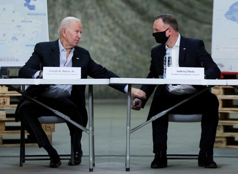 Presiden AS Joe Biden, Jumat (25/3) bertemu dengan pasukan Amerika selama kunjungannya ke Polandia untuk mendukung tanggapan sekutu terhadap krisis kemanusiaan dan hak asasi manusia. (REUTERS/EVELYN HOCKSTEIN)