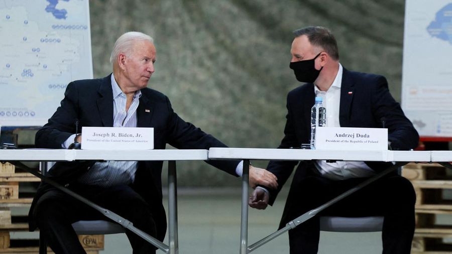 Presiden AS Joe Biden, Jumat (25/3) bertemu dengan pasukan Amerika selama kunjungannya ke Polandia untuk mendukung tanggapan sekutu terhadap krisis kemanusiaan dan hak asasi manusia. (REUTERS/EVELYN HOCKSTEIN)