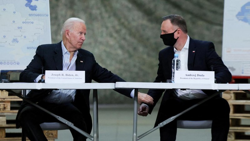 Presiden AS Joe Biden, Jumat (25/3) bertemu dengan pasukan Amerika selama kunjungannya ke Polandia untuk mendukung tanggapan sekutu terhadap krisis kemanusiaan dan hak asasi manusia. (REUTERS/EVELYN HOCKSTEIN)