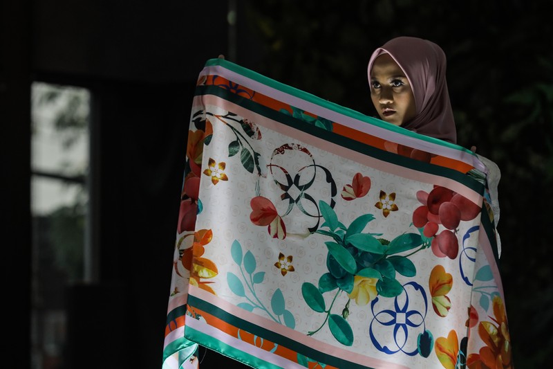 Model mengenakan koleksi Scarf dari Sroja saat peluncuran di Jakarta, Sabtu (26/3/2022). Brand fesyen lokal Sroja memperkenalkan enam koleksi perdana scarf yang bertemakan Foliage: Colors of Mother Nature, terinspirasi dari enam macam tanaman indah seperti Monstera, Begonia, Calathea, Philodendron, Arboricola dan Hoya yang divisualisasikan ke dalam design scarf yang cantik dan penuh makna. Scarf Sroja memiliki bahan dasar Armani Silk yang sangat cocok dipadupadankan dengan seluruh pattern edisi Foliage, menjadikan scarf Sroja memiliki kesan elegan dan modern.