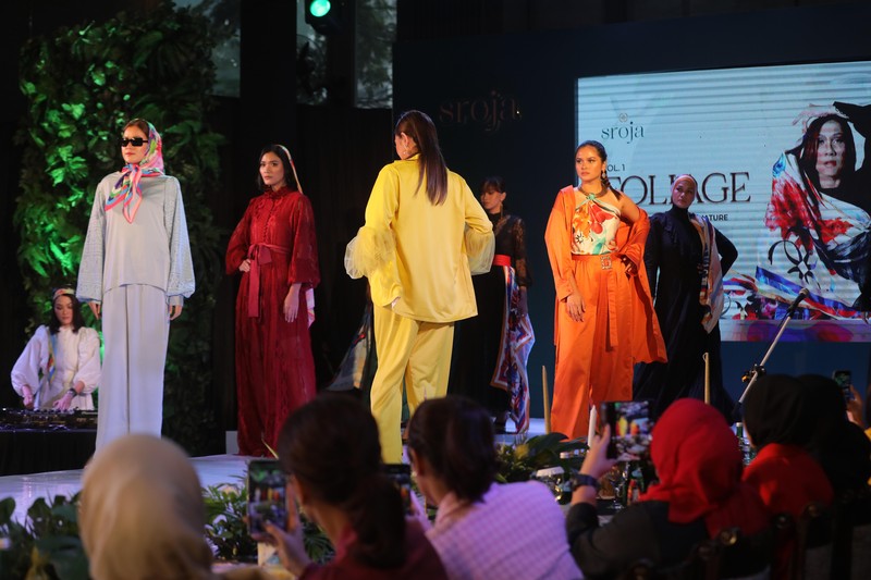 Fashion Show Model mengenakan koleksi Scarf dari Sroja saat peluncuran di Jakarta, Sabtu (26/3/2022). Brand fesyen lokal Sroja memperkenalkan enam koleksi perdana scarf yang bertemakan Foliage: Colors of Mother Nature, terinspirasi dari enam macam tanaman indah seperti Monstera, Begonia, Calathea, Philodendron, Arboricola dan Hoya yang divisualisasikan ke dalam design scarf yang cantik dan penuh makna. Scarf Sroja memiliki bahan dasar Armani Silk yang sangat cocok dipadupadankan dengan seluruh pattern edisi Foliage, menjadikan scarf Sroja memiliki kesan elegan dan modern.