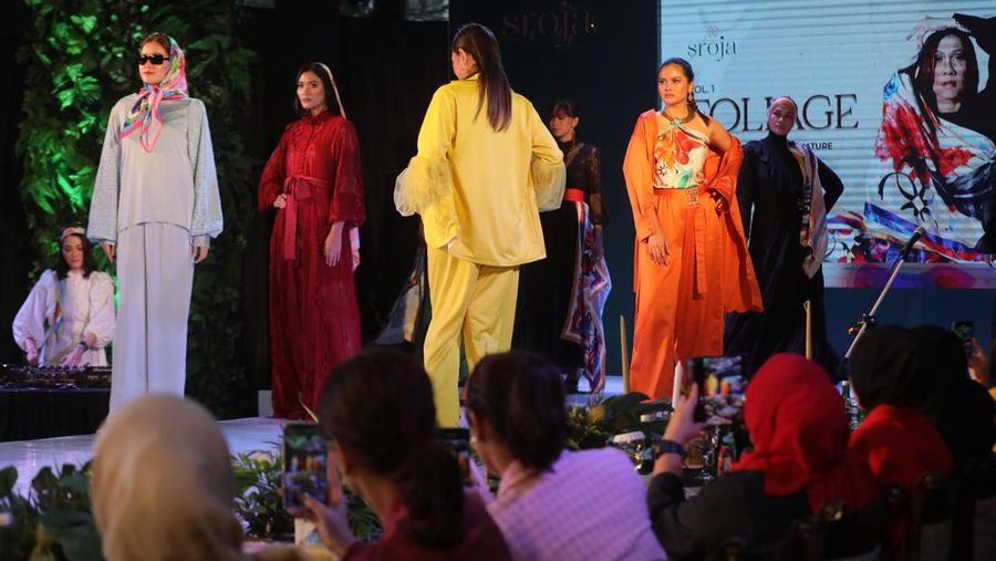 Model mengenakan koleksi Scarf dari Sroja saat peluncuran di Jakarta, Sabtu (26/3/2022). Brand fesyen lokal Sroja memperkenalkan enam koleksi perdana scarf yang bertemakan Foliage: Colors of Mother Nature, terinspirasi dari enam macam tanaman indah seperti Monstera, Begonia, Calathea, Philodendron, Arboricola dan Hoya yang divisualisasikan ke dalam design scarf yang cantik dan penuh makna. Scarf Sroja memiliki bahan dasar Armani Silk yang sangat cocok dipadupadankan dengan seluruh pattern edisi Foliage, menjadikan scarf Sroja memiliki kesan elegan dan modern.