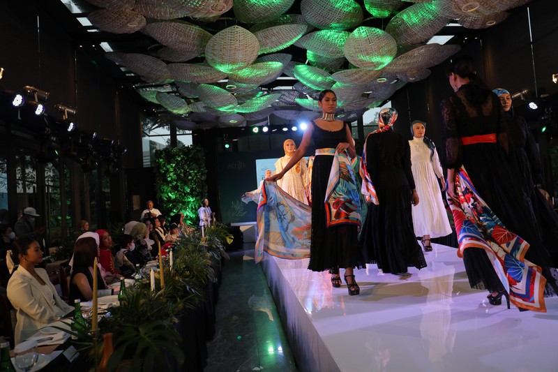 Fashion Show Model mengenakan koleksi Scarf dari Sroja saat peluncuran di Jakarta, Sabtu (26/3/2022). Brand fesyen lokal Sroja memperkenalkan enam koleksi perdana scarf yang bertemakan Foliage: Colors of Mother Nature, terinspirasi dari enam macam tanaman indah seperti Monstera, Begonia, Calathea, Philodendron, Arboricola dan Hoya yang divisualisasikan ke dalam design scarf yang cantik dan penuh makna. Scarf Sroja memiliki bahan dasar Armani Silk yang sangat cocok dipadupadankan dengan seluruh pattern edisi Foliage, menjadikan scarf Sroja memiliki kesan elegan dan modern.