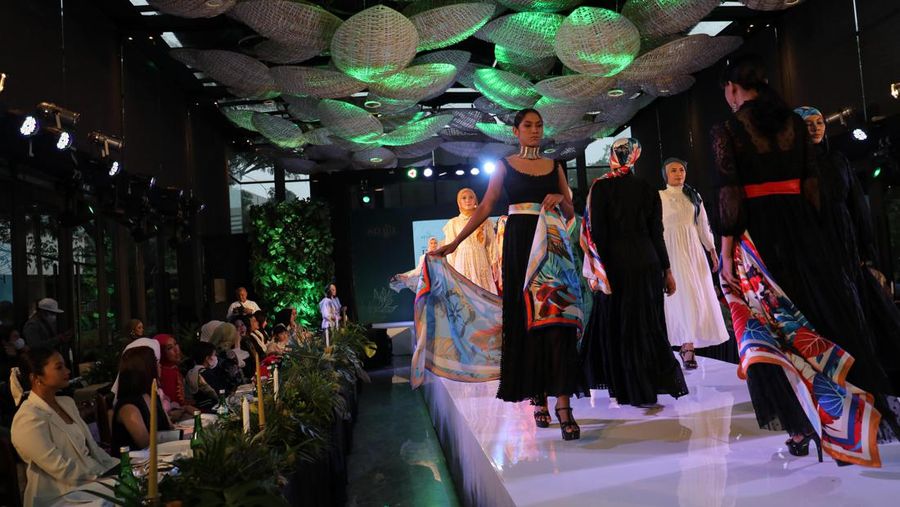 Model mengenakan koleksi Scarf dari Sroja saat peluncuran di Jakarta, Sabtu (26/3/2022). Brand fesyen lokal Sroja memperkenalkan enam koleksi perdana scarf yang bertemakan Foliage: Colors of Mother Nature, terinspirasi dari enam macam tanaman indah seperti Monstera, Begonia, Calathea, Philodendron, Arboricola dan Hoya yang divisualisasikan ke dalam design scarf yang cantik dan penuh makna. Scarf Sroja memiliki bahan dasar Armani Silk yang sangat cocok dipadupadankan dengan seluruh pattern edisi Foliage, menjadikan scarf Sroja memiliki kesan elegan dan modern.