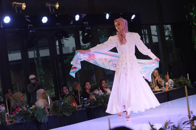 Model mengenakan koleksi Scarf dari Sroja saat peluncuran di Jakarta, Sabtu (26/3/2022). Brand fesyen lokal Sroja memperkenalkan enam koleksi perdana scarf yang bertemakan Foliage: Colors of Mother Nature, terinspirasi dari enam macam tanaman indah seperti Monstera, Begonia, Calathea, Philodendron, Arboricola dan Hoya yang divisualisasikan ke dalam design scarf yang cantik dan penuh makna. Scarf Sroja memiliki bahan dasar Armani Silk yang sangat cocok dipadupadankan dengan seluruh pattern edisi Foliage, menjadikan scarf Sroja memiliki kesan elegan dan modern.