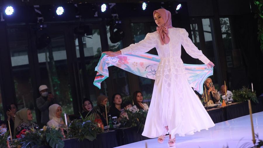 Model mengenakan koleksi Scarf dari Sroja saat peluncuran di Jakarta, Sabtu (26/3/2022). Brand fesyen lokal Sroja memperkenalkan enam koleksi perdana scarf yang bertemakan Foliage: Colors of Mother Nature, terinspirasi dari enam macam tanaman indah seperti Monstera, Begonia, Calathea, Philodendron, Arboricola dan Hoya yang divisualisasikan ke dalam design scarf yang cantik dan penuh makna. Scarf Sroja memiliki bahan dasar Armani Silk yang sangat cocok dipadupadankan dengan seluruh pattern edisi Foliage, menjadikan scarf Sroja memiliki kesan elegan dan modern.