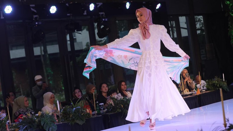 Model mengenakan koleksi Scarf dari Sroja saat peluncuran di Jakarta, Sabtu (26/3/2022). Brand fesyen lokal Sroja memperkenalkan enam koleksi perdana scarf yang bertemakan Foliage: Colors of Mother Nature, terinspirasi dari enam macam tanaman indah seperti Monstera, Begonia, Calathea, Philodendron, Arboricola dan Hoya yang divisualisasikan ke dalam design scarf yang cantik dan penuh makna. Scarf Sroja memiliki bahan dasar Armani Silk yang sangat cocok dipadupadankan dengan seluruh pattern edisi Foliage, menjadikan scarf Sroja memiliki kesan elegan dan modern.