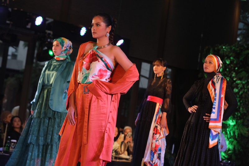 Fashion Show Model mengenakan koleksi Scarf dari Sroja saat peluncuran di Jakarta, Sabtu (26/3/2022). Brand fesyen lokal Sroja memperkenalkan enam koleksi perdana scarf yang bertemakan Foliage: Colors of Mother Nature, terinspirasi dari enam macam tanaman indah seperti Monstera, Begonia, Calathea, Philodendron, Arboricola dan Hoya yang divisualisasikan ke dalam design scarf yang cantik dan penuh makna. Scarf Sroja memiliki bahan dasar Armani Silk yang sangat cocok dipadupadankan dengan seluruh pattern edisi Foliage, menjadikan scarf Sroja memiliki kesan elegan dan modern.