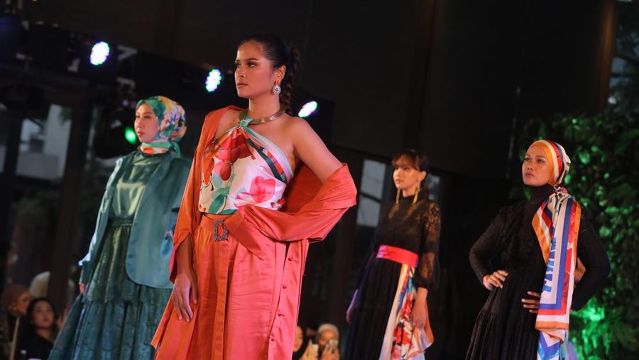 Model mengenakan koleksi Scarf dari Sroja saat peluncuran di Jakarta, Sabtu (26/3/2022). Brand fesyen lokal Sroja memperkenalkan enam koleksi perdana scarf yang bertemakan Foliage: Colors of Mother Nature, terinspirasi dari enam macam tanaman indah seperti Monstera, Begonia, Calathea, Philodendron, Arboricola dan Hoya yang divisualisasikan ke dalam design scarf yang cantik dan penuh makna. Scarf Sroja memiliki bahan dasar Armani Silk yang sangat cocok dipadupadankan dengan seluruh pattern edisi Foliage, menjadikan scarf Sroja memiliki kesan elegan dan modern.