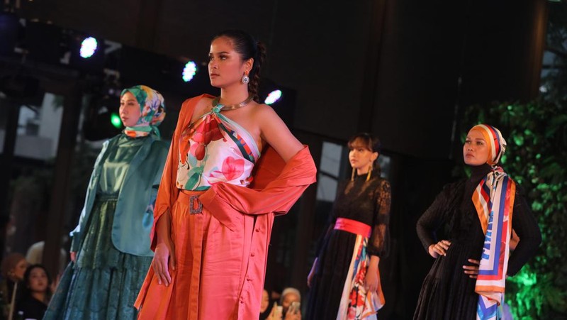 Model mengenakan koleksi Scarf dari Sroja saat peluncuran di Jakarta, Sabtu (26/3/2022). Brand fesyen lokal Sroja memperkenalkan enam koleksi perdana scarf yang bertemakan Foliage: Colors of Mother Nature, terinspirasi dari enam macam tanaman indah seperti Monstera, Begonia, Calathea, Philodendron, Arboricola dan Hoya yang divisualisasikan ke dalam design scarf yang cantik dan penuh makna. Scarf Sroja memiliki bahan dasar Armani Silk yang sangat cocok dipadupadankan dengan seluruh pattern edisi Foliage, menjadikan scarf Sroja memiliki kesan elegan dan modern.