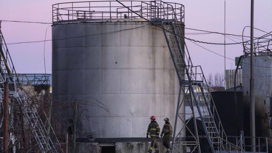 Petugas pemadam kebakaran bekerja di lokasi setelah serangan udara roket Rusia yang menghantam fasilitas minyak di kawasan industri di pinggiran timur laut Lviv, Ukraina, Minggu, (27/3/2022). (AP Photo/Nariman El-Mofty)