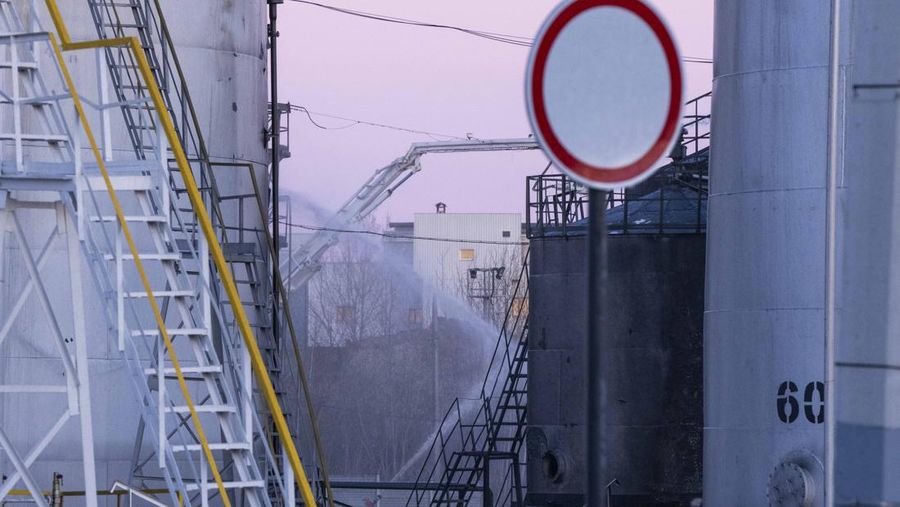 Petugas pemadam kebakaran bekerja di lokasi setelah serangan udara roket Rusia yang menghantam fasilitas minyak di kawasan industri di pinggiran timur laut Lviv, Ukraina, Minggu, (27/3/2022). (AP Photo/Nariman El-Mofty)
