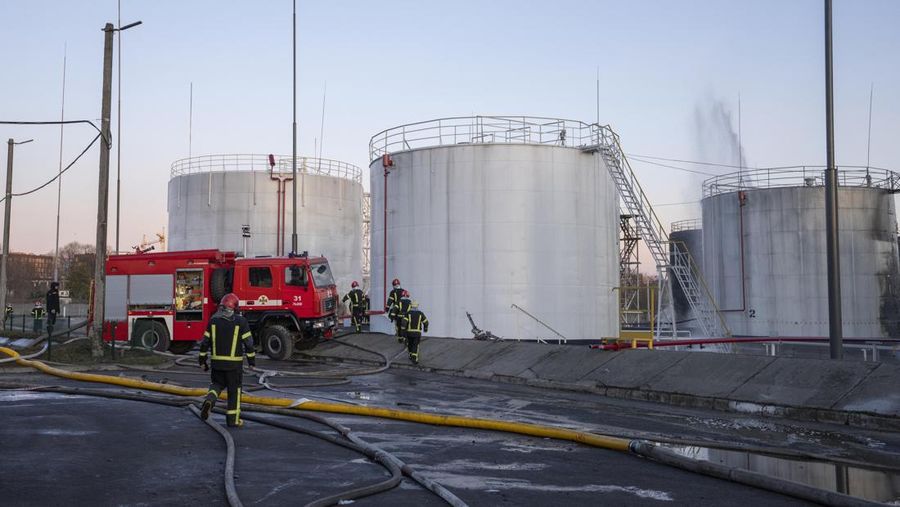Petugas pemadam kebakaran bekerja di lokasi setelah serangan udara roket Rusia yang menghantam fasilitas minyak di kawasan industri di pinggiran timur laut Lviv, Ukraina, Minggu, (27/3/2022). (AP Photo/Nariman El-Mofty)